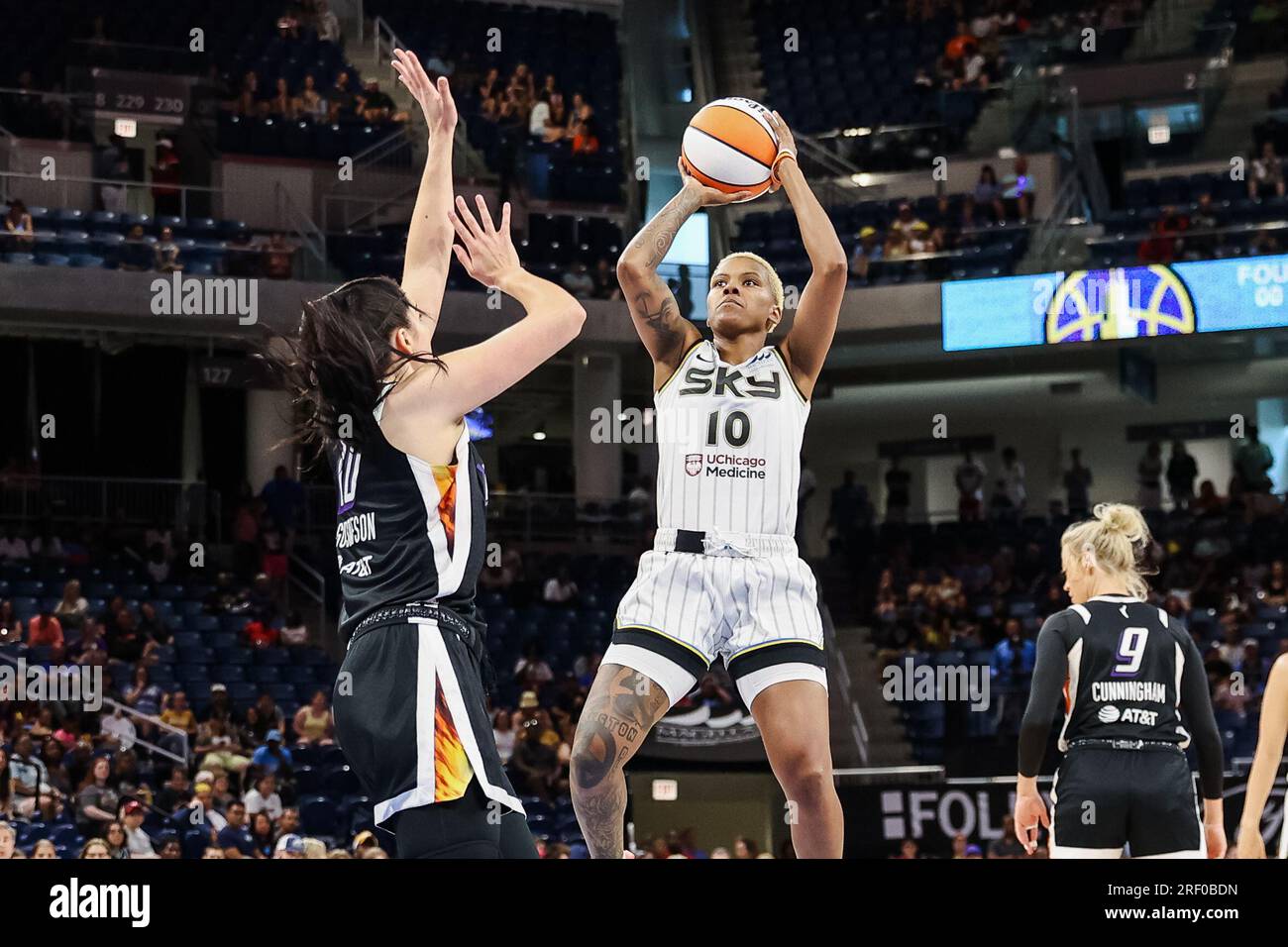 Chicago, USA. 30. Juli 2023. Chicago, USA, 30. Juli 2023: Courtney Williams (10 Chicago Sky) schießt den Ball während des Spiels zwischen Chicago Sky und Phoenix Mercury am Sonntag, den 30. Juli 2023 in der Wintrust Arena, Chicago, USA. (KEINE KOMMERZIELLE NUTZUNG) (Shaina Benhiyoun/SPP) Guthaben: SPP Sport Press Photo. Alamy Live News Stockfoto