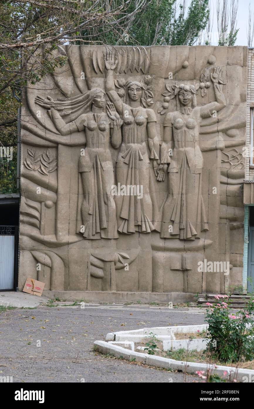 Kasachstan, Bayseit. Bas Relief Skulptur flankiert Eingang zum Kulturzentrum. Stockfoto