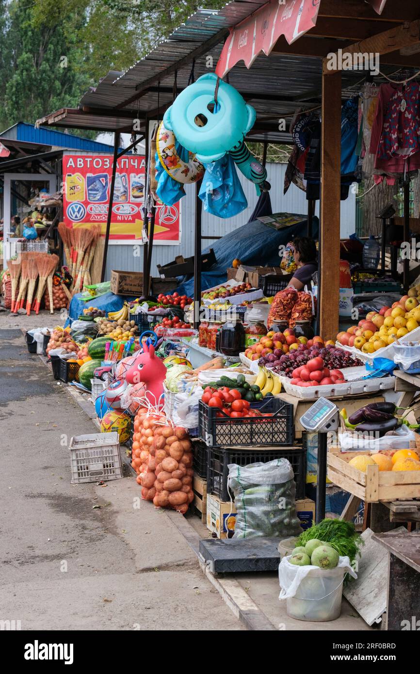 Kasachstan, Bayseit. Market Street Szene, frisches Obst und Gemüse. Stockfoto