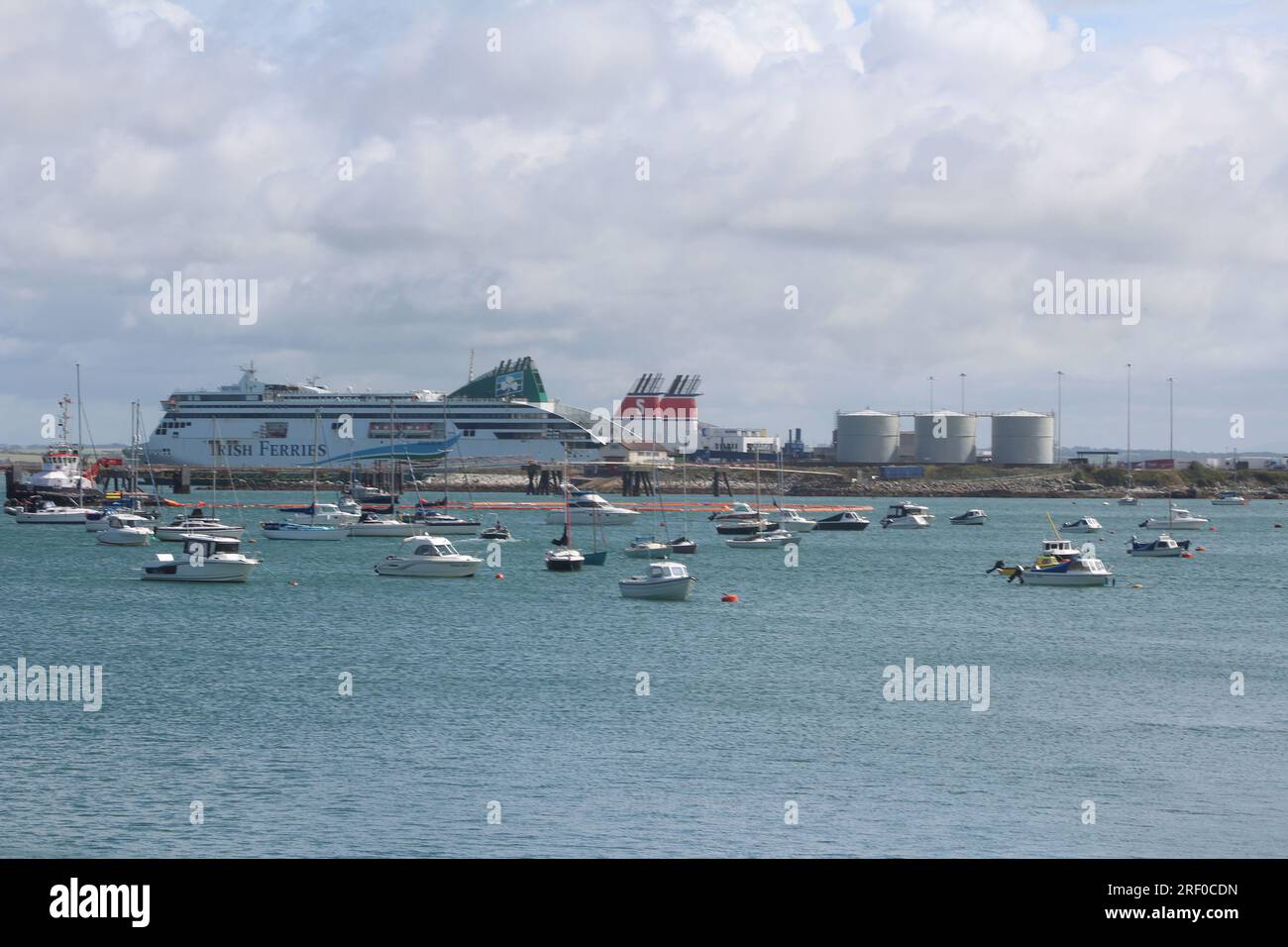 Boote im Hafen von Holyhead. Stockfoto