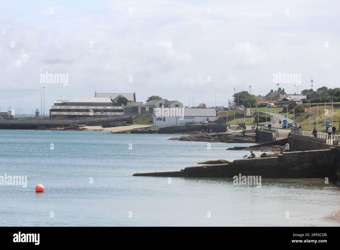 Uferlinie in der Nähe von Holyhead Port. Stockfoto