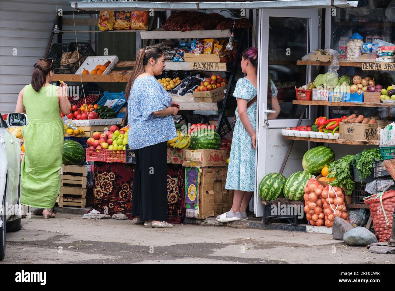 Kasachstan, Bayseit. Market Street Scene, Frauen kaufen frisches Obst und Gemüse. Stockfoto