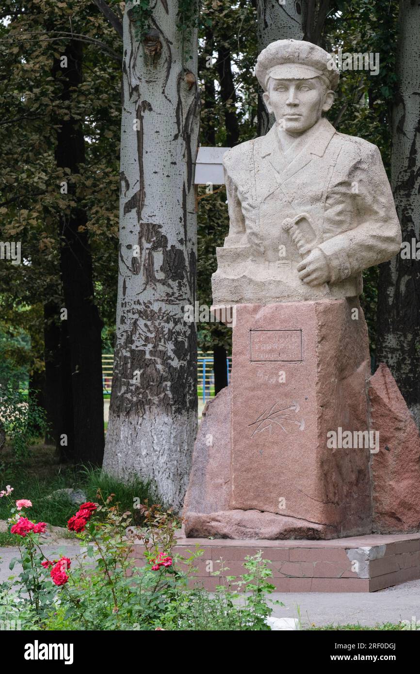 Kasachstan, Bayseit. Denkmal für einen lokalen Helden aus dem Zweiten Weltkrieg („der große Patriotische Krieg“). Stockfoto
