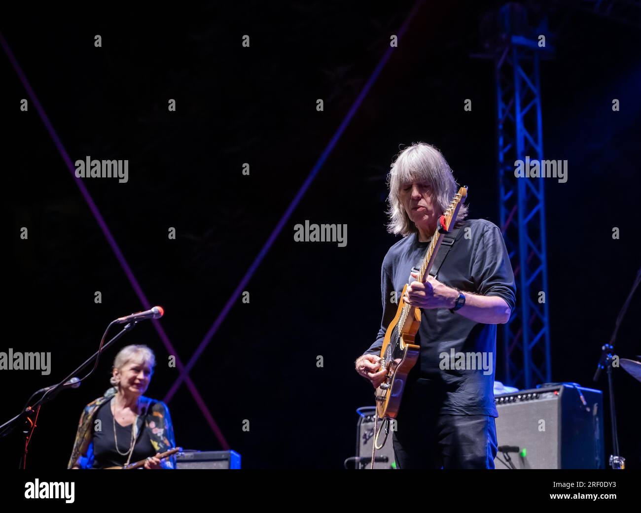 Der legendäre Jazz- und zeitgenössische Gitarrist Mike Stern und seine Bandgäste beim Pomigliano Jazz Festival im öffentlichen Park Giovanni Paolo II in Pomigliano d'Arco. (Foto: Giovanni Esposito/Pacific Press) Kredit: Pacific Press Media Production Corp./Alamy Live News Stockfoto