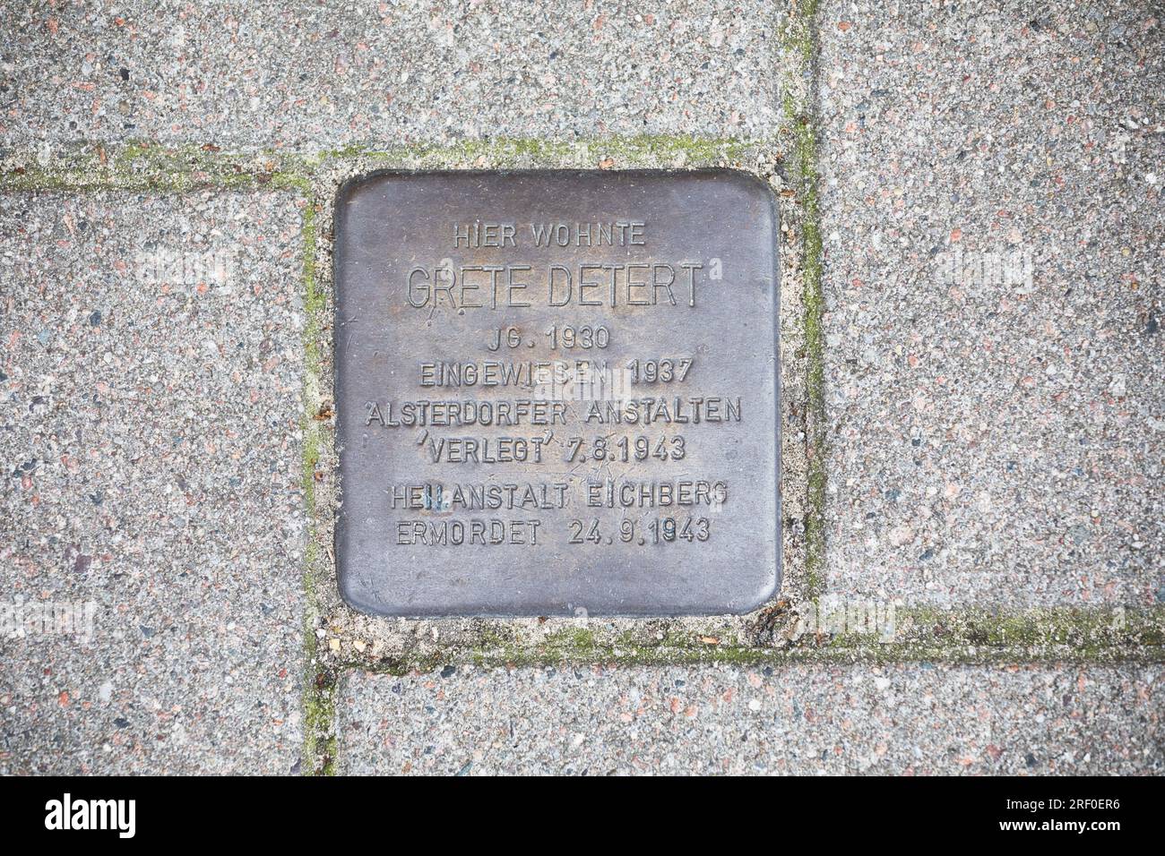 Hamburg, Deutschland. Messingplakette (Stolperstein) für das jüdische Mädchen, das 1943 von den Nazis im Eichberger Sanatorium für psychisch kranke oder behinderte Kinder ermordet wurde Stockfoto