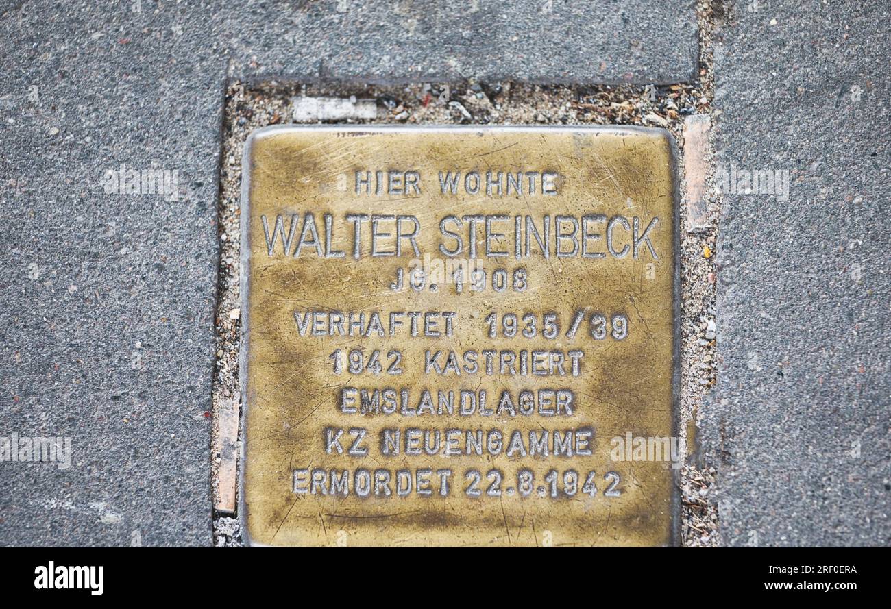 Hamburg, Deutschland. Messingplakette für Juden 1935-39 verhaftet, 1942 kastriert, 1942 im KZ Neuengamme in Norddeutschland ermordet Stockfoto