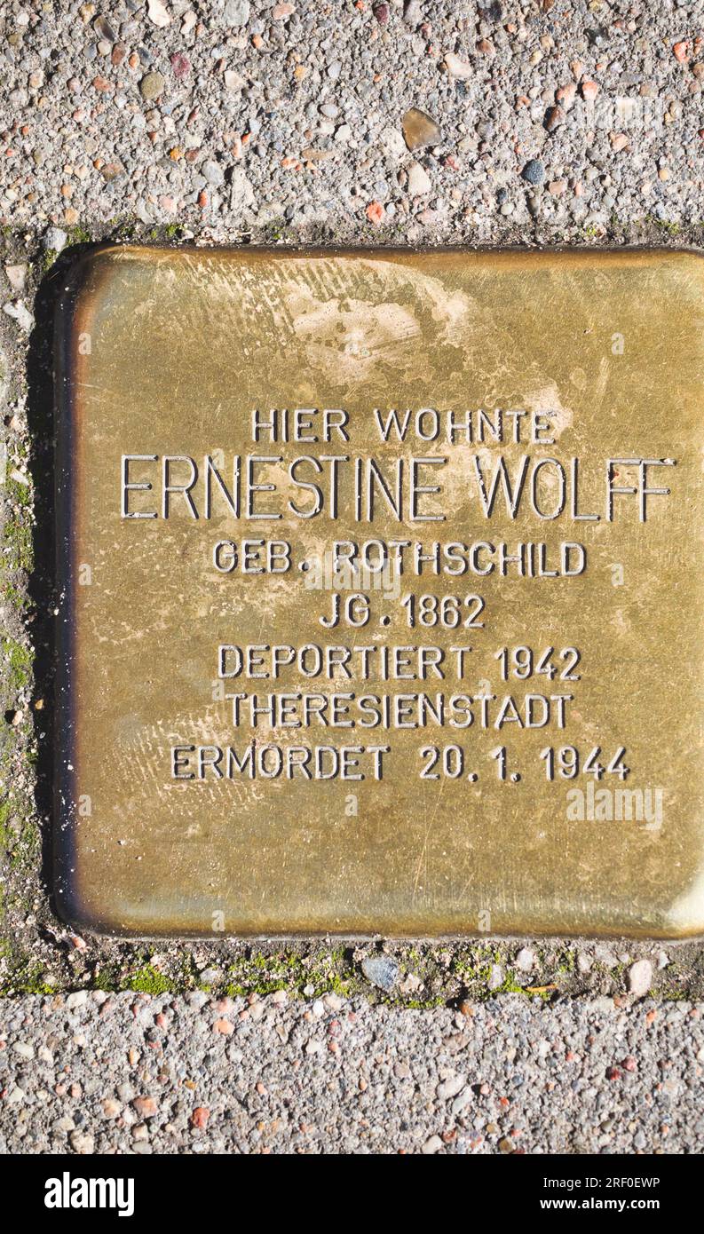 Hamburg, Deutschland. Messingplakette (Stolperstein) an eine jüdische Frau, die nach Theresienstadt Ghetto in der Tschechoslowakei deportiert und von den Nazis ermordet wurde Stockfoto
