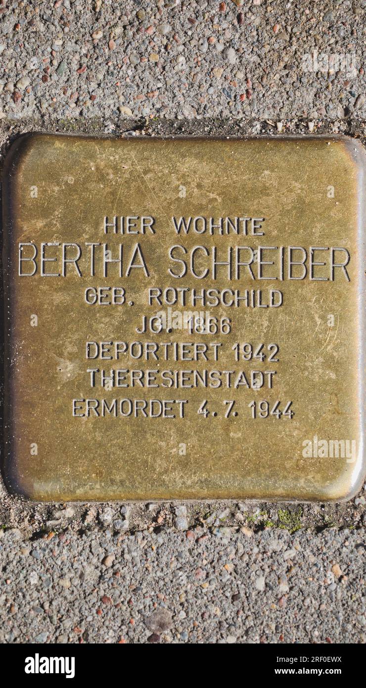 Hamburg, Deutschland. Messingplakette (Stolperstein) an eine jüdische Frau, die nach Theresienstadt Ghetto in der Tschechoslowakei deportiert und von den Nazis ermordet wurde Stockfoto