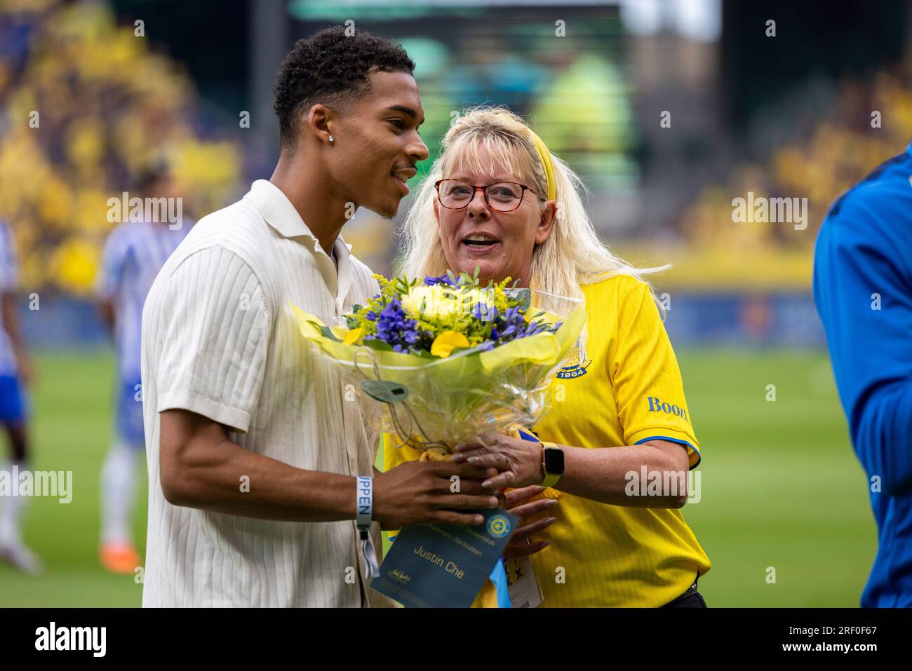 Broendby, Dänemark. 30. Juli 2023. Der neue Unterzeichner Justin Che von Broendby IF wird vor dem Superliga-Spiel 3F zwischen Broendby IF und Odense BK im Broendby Stadion in Broendby begrüßt. (Foto: Gonzales Photo/Alamy Live News Stockfoto