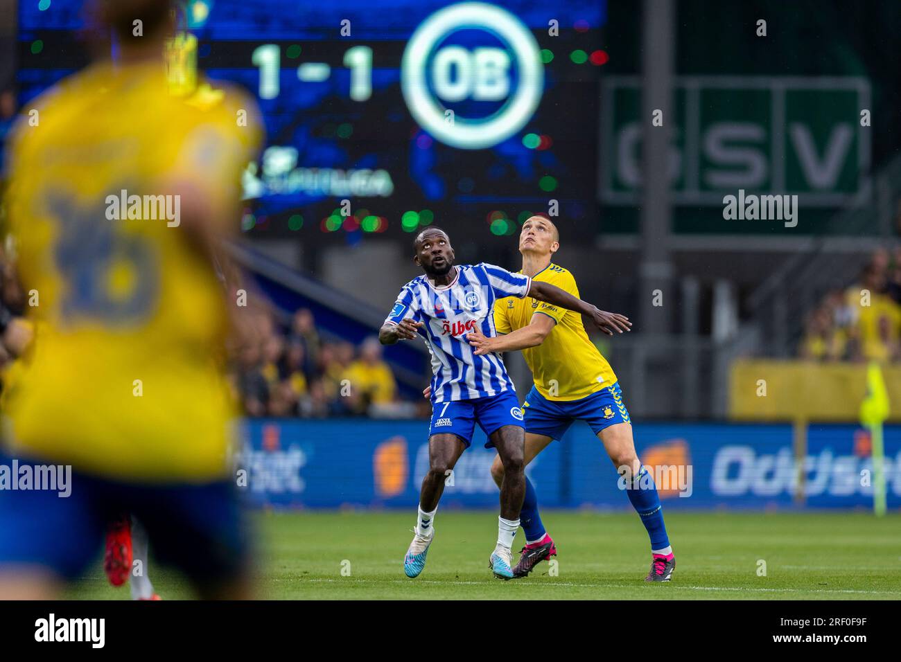 Broendby, Dänemark. 30. Juli 2023. Mohamed Buya Turay (7) von Odense BK und Rasmus Lauritsen (5) von Broendby, FALLS während des 3F stattfindenden Superliga-Spiels zwischen Broendby IF und Odense BK im Broendby Stadion in Broendby gesehen. (Foto: Gonzales Photo/Alamy Live News Stockfoto