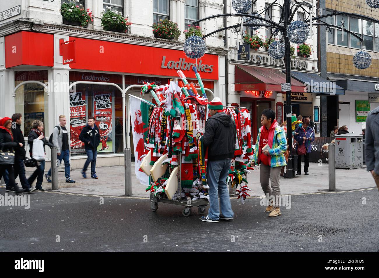 Straßenverkäufer, der Schals und Flaggen bei Welsh Rugby International in Cardiff Wales UK verkauft Stockfoto