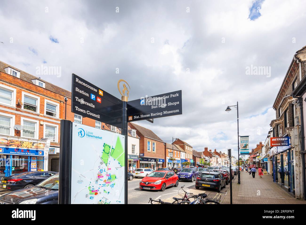 Straßenschild mit Hinweisen auf Sehenswürdigkeiten im Stadtzentrum von Newmarket, einer Marktstadt im West-Suffolk-Viertel Suffolk, Ostengland Stockfoto