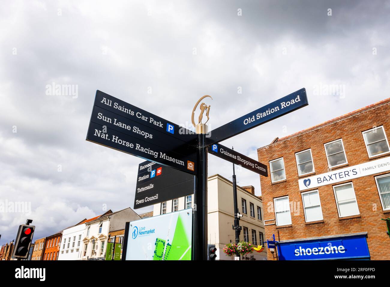 Straßenschild mit Hinweisen auf Sehenswürdigkeiten im Stadtzentrum von Newmarket, einer Marktstadt im West-Suffolk-Viertel Suffolk, Ostengland Stockfoto
