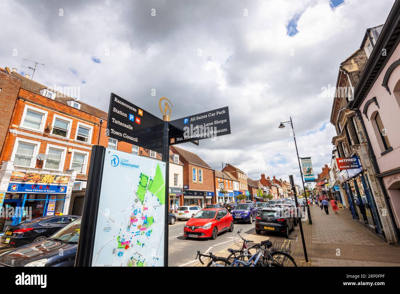 Straßenschild mit Hinweisen auf Sehenswürdigkeiten im Stadtzentrum von Newmarket, einer Marktstadt im West-Suffolk-Viertel Suffolk, Ostengland Stockfoto