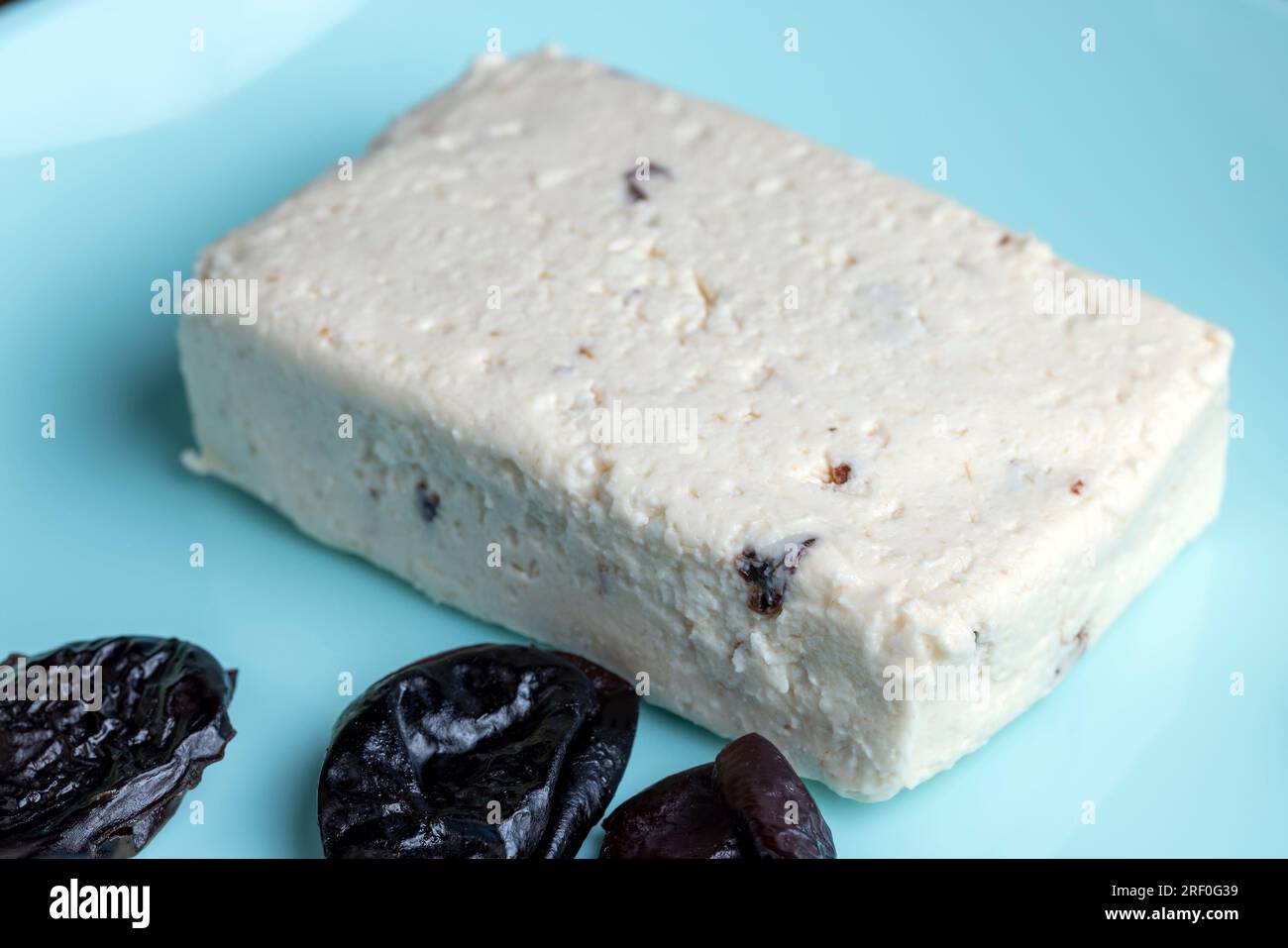 Süßer Hüttenkäse mit Pflaumenscheiben, Milchprodukten und getrockneten Pflaumenfrüchten Stockfoto