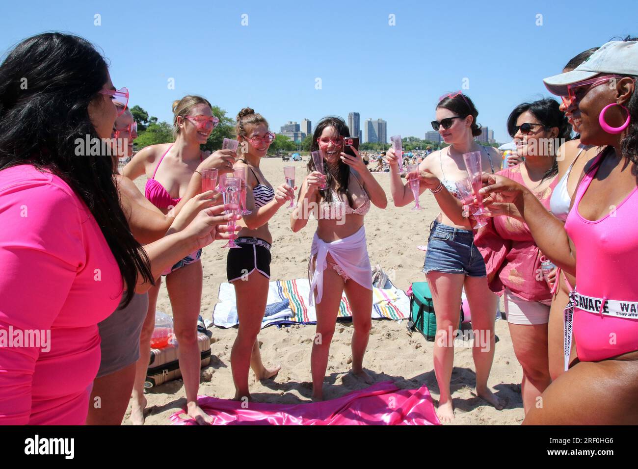 Am 30. Juli 2023 findet im North Avenue Beach in Chicago, IL, eine Barbie Beach Party mit rosa Motiven statt. Die Veröffentlichung und Premiere des Barbie-Films hat viele verschiedene Barbie-Themenveranstaltungen im ganzen Land inspiriert (Foto von: Alexandra Buxbaum/Sipa USA) Guthaben: SIPA USA/Alamy Live News Stockfoto