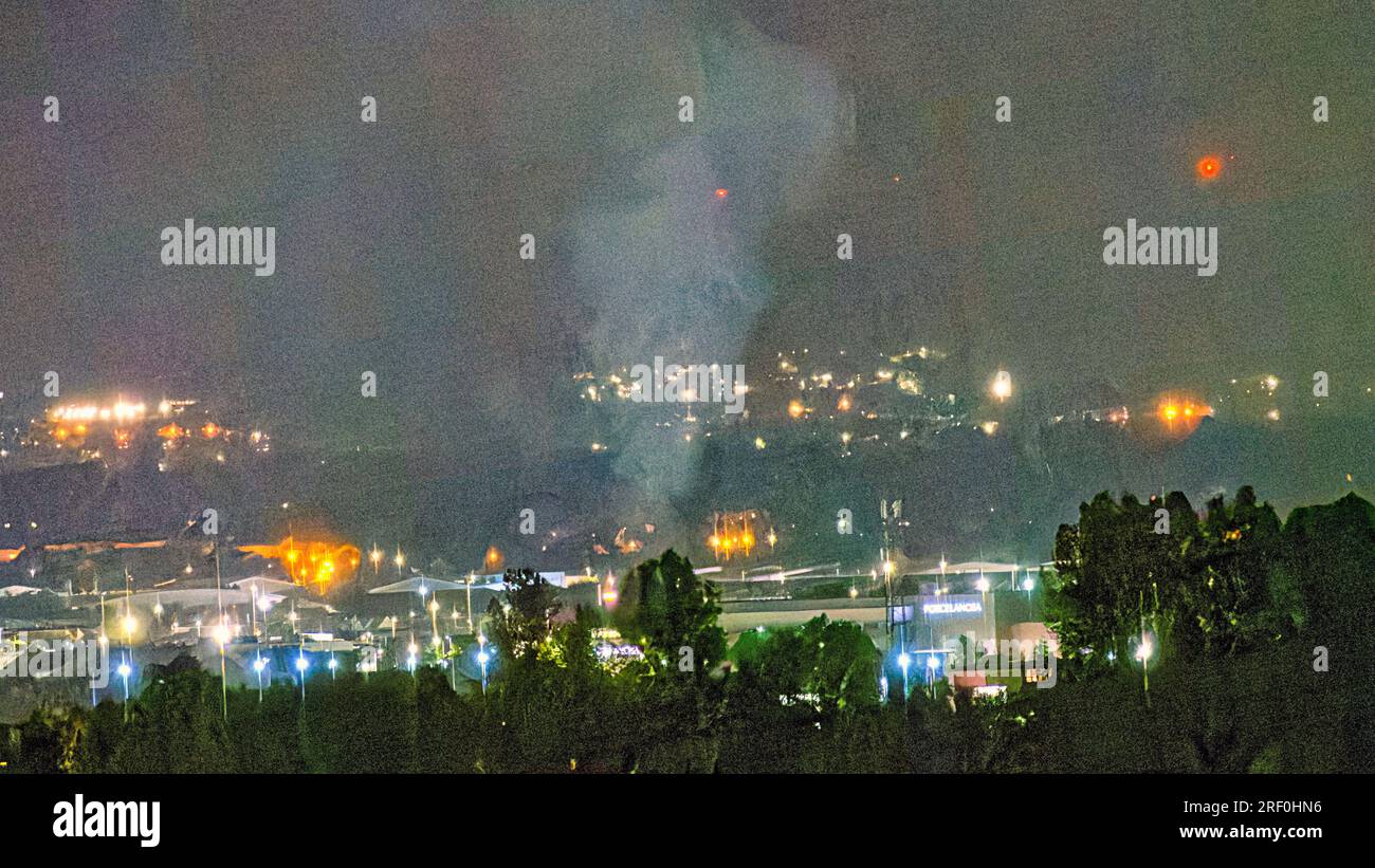 Glasgow, Schottland, Vereinigtes Königreich 30. Juli 2023. Riesiges Feuer Braehead wahrscheinlich sehr schlechter Verkehr auf der Autobahn, wenn nicht ein Gebäude, riesige schwarze Rauchfahne. Credit Gerard Ferry/Alamy Live News Stockfoto