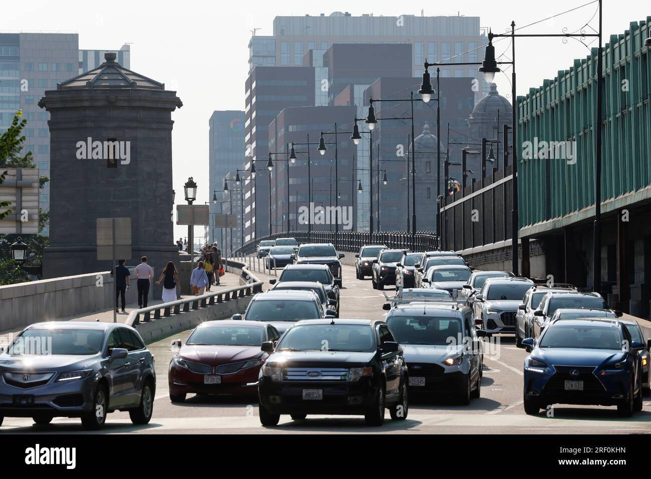 Rush Hour Verkehr auf der Longfellow Bridge, Boston Massachusetts Stockfoto
