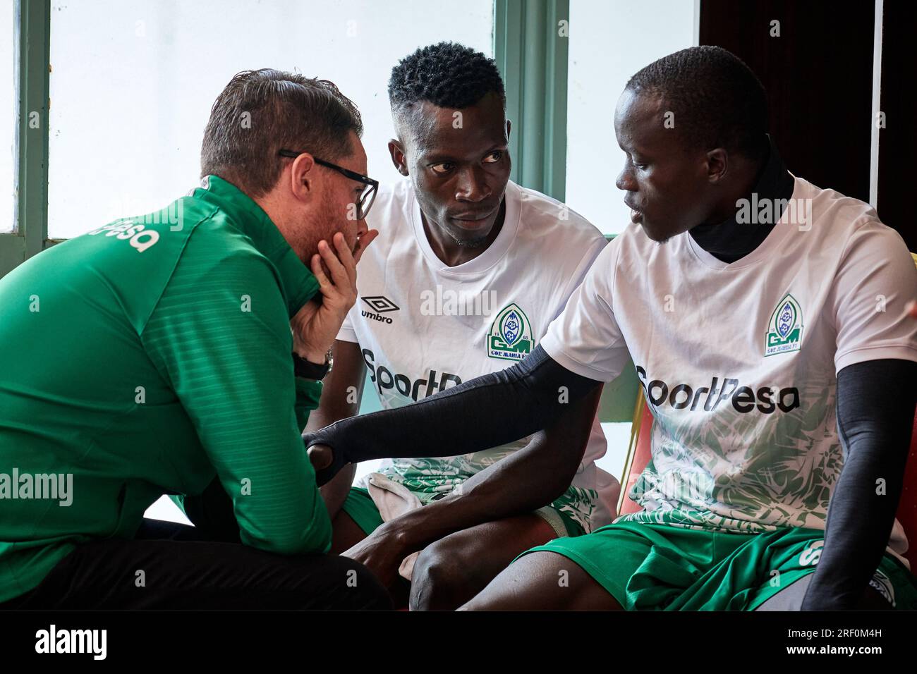 Nairobi, Kenia. 25. Juni 2023. Johnathan MCKINSTRY (Head Coach, Gor Mahia) spricht vor dem Aufwärmen mit den Spielern Philemon OTIENO (DF, Gor Mahia) und Geoffry OCHIENG (DF, Gor Mahia) in der Umkleidekabine des Teams. Nairobi City Stars gegen Gor Mahia, kenianische Premier League. Gor Mahia gewann 4:1 und wurde Champions der kenianischen Premier League. Kasarani-Stadion. Kredit: XtraTimeSports (Darren McKinstry) / Alamy. Stockfoto