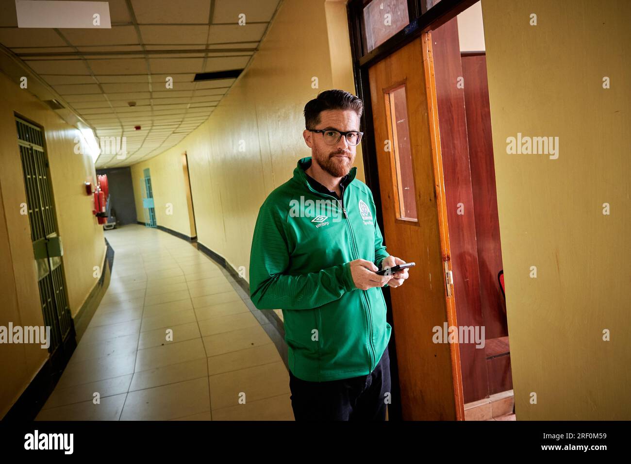 Nairobi, Kenia. 25. Juni 2023. Johnathan MCKINSTRY (Cheftrainer, Gor Mahia) vor dem Umkleideraum des Teams, während sich die Spieler aufwärmen. Nairobi City Stars gegen Gor Mahia, kenianische Premier League. Gor Mahia gewann 4:1 und wurde Champions der kenianischen Premier League. Kasarani-Stadion. Kredit: XtraTimeSports (Darren McKinstry) / Alamy. Stockfoto