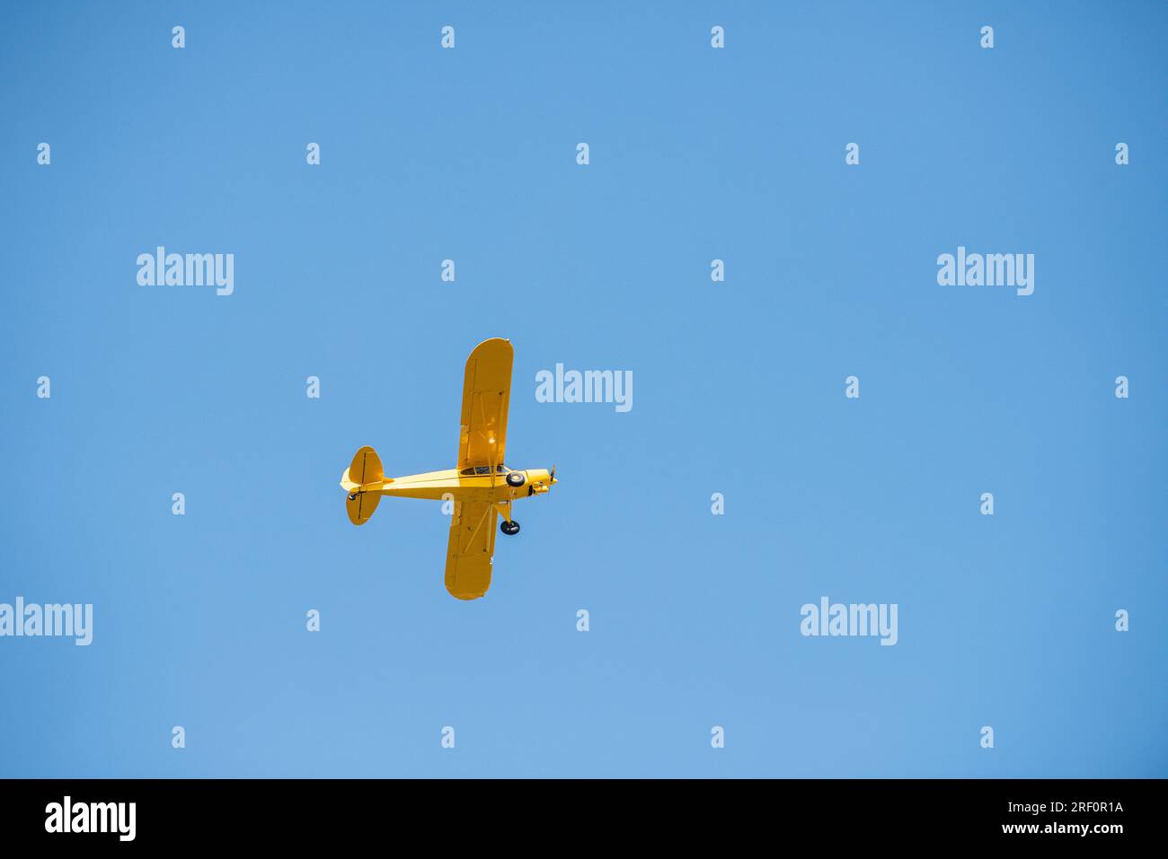 Ein kleines gelbes Flugzeug startet von Louise M. Thaden Field in Bentonville, Arkansas. Stockfoto