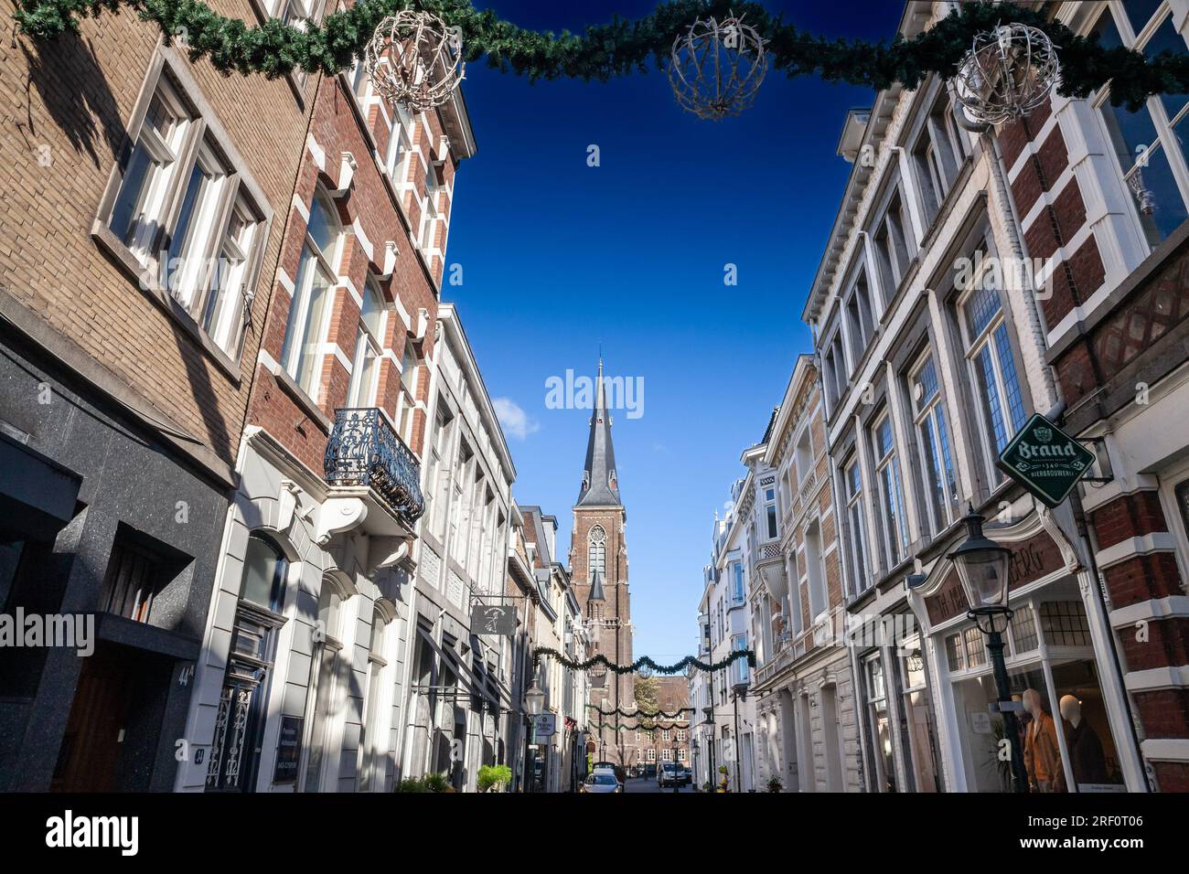 Bild der Rechtstraat Straße im Stadtzentrum von Maastricht mit dem St. Martinuskerk. Der Sint Martinuskerk oder Sint-Maartenskerk ist ein Neo-Got Stockfoto