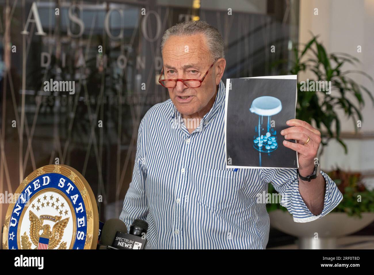 New York, Usa. 30. Juli 2023. NEW YORK, NEW YORK - JULI 30: Mehrheitsführer des Senats, USA Senator Chuck Schumer (D-NY) verlangt, dass das Repräsentantenhaus neue Gesetze verabschiedet, die nach Aussage des Mehrheitsführers den Fentanylfluss in die Vereinigten Staaten bis zum Ende des Jahres am 30. Juli 2023 in New York City drastisch reduzieren würde. Am 27. Juli verabschiedete der Senat das parteiübergreifende Verteidigungsgesetz National Defense Authorization Act (NDAA), das einen Plan zur Bekämpfung des Zustroms von tödlichem Fentanyl in die USA enthielt Kredit: Ron Adar/Alamy Live News Stockfoto
