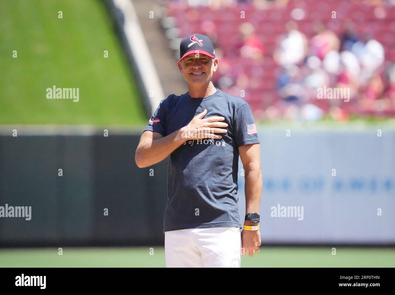 St. Louis, Usa. 30. Juli 2023. Folds of Honor Gründer und CEO LT. Colonel Dan Rooney legt seine Hand über sein Herz, bevor er vor der Chicago Cubs-St. einen feierlichen ersten Wurf wirft Louis Cardinals Baseballspiel im Busch Stadium in St. Louis am Sonntag, den 30. Juli 2023. Foto: Bill Greenblatt/UPI Credit: UPI/Alamy Live News Stockfoto