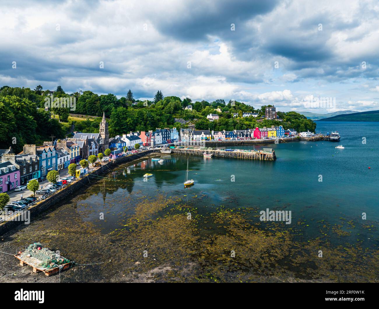 Blick auf den Yachthafen in Tobermory von einer Drohne, Isle of Mull, Schottland, Großbritannien Stockfoto
