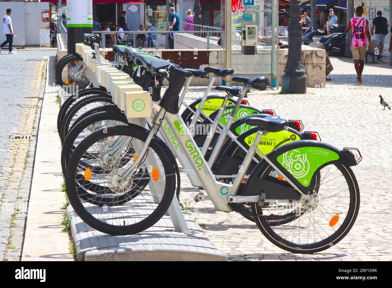 Elektrofahrräder von Gira, die an einer Ladestation auf einem der wichtigsten Plätze Portugals geparkt wurden, was die Beliebtheit dieses Verkehrsträgers verdeutlicht, April 2023. Stockfoto