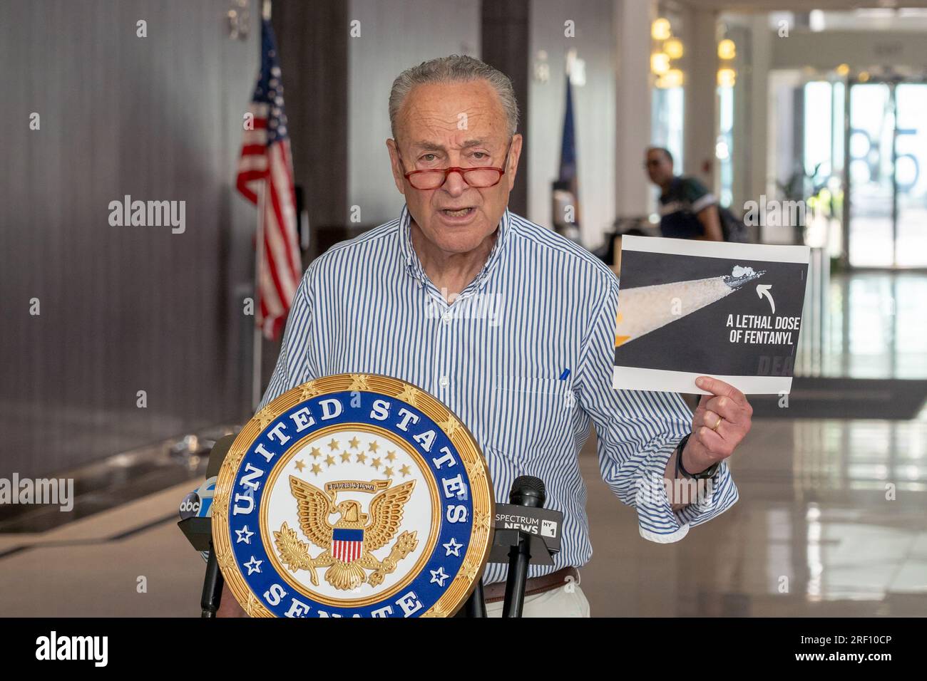 New York, New York, USA. 30. Juli 2023. (NEU) Senator Schumer drängt Verteidigungsgesetz, um Fentanyl-Ströme in die USA zu bekämpfen 30. Juli 2023, New York, New York, USA: Mehrheitsführer des Senats, USA Senator Chuck Schumer (D-NY) verlangt, dass das Repräsentantenhaus neue Gesetze verabschiedet, die nach Aussage des Mehrheitsführers den Fentanylfluss in die Vereinigten Staaten bis zum Ende des Jahres am 30. Juli 2023 in New York City drastisch reduzieren würde. Am 27. Juli verabschiedete der Senat das parteiübergreifende Verteidigungsgesetz National Defense Authorization Act (NDAA), das einen Plan zur Bekämpfung des Zustroms tödlicher Waffen enthielt Stockfoto