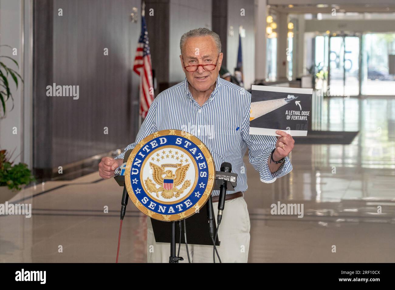 New York, New York, USA. 30. Juli 2023. (NEU) Senator Schumer drängt Verteidigungsgesetz, um Fentanyl-Ströme in die USA zu bekämpfen 30. Juli 2023, New York, New York, USA: Mehrheitsführer des Senats, USA Senator Chuck Schumer (D-NY) verlangt, dass das Repräsentantenhaus neue Gesetze verabschiedet, die nach Aussage des Mehrheitsführers den Fentanylfluss in die Vereinigten Staaten bis zum Ende des Jahres am 30. Juli 2023 in New York City drastisch reduzieren würde. Am 27. Juli verabschiedete der Senat das parteiübergreifende Verteidigungsgesetz National Defense Authorization Act (NDAA), das einen Plan zur Bekämpfung des Zustroms tödlicher Waffen enthielt Stockfoto