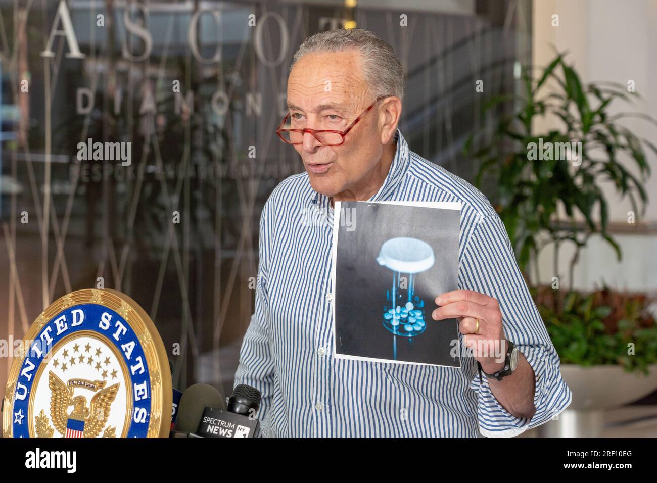New York, New York, USA. 30. Juli 2023. (NEU) Senator Schumer drängt Verteidigungsgesetz, um Fentanyl-Ströme in die USA zu bekämpfen 30. Juli 2023, New York, New York, USA: Mehrheitsführer des Senats, USA Senator Chuck Schumer (D-NY) verlangt, dass das Repräsentantenhaus neue Gesetze verabschiedet, die nach Aussage des Mehrheitsführers den Fentanylfluss in die Vereinigten Staaten bis zum Ende des Jahres am 30. Juli 2023 in New York City drastisch reduzieren würde. Am 27. Juli verabschiedete der Senat das parteiübergreifende Verteidigungsgesetz National Defense Authorization Act (NDAA), das einen Plan zur Bekämpfung des Zustroms tödlicher Waffen enthielt Stockfoto