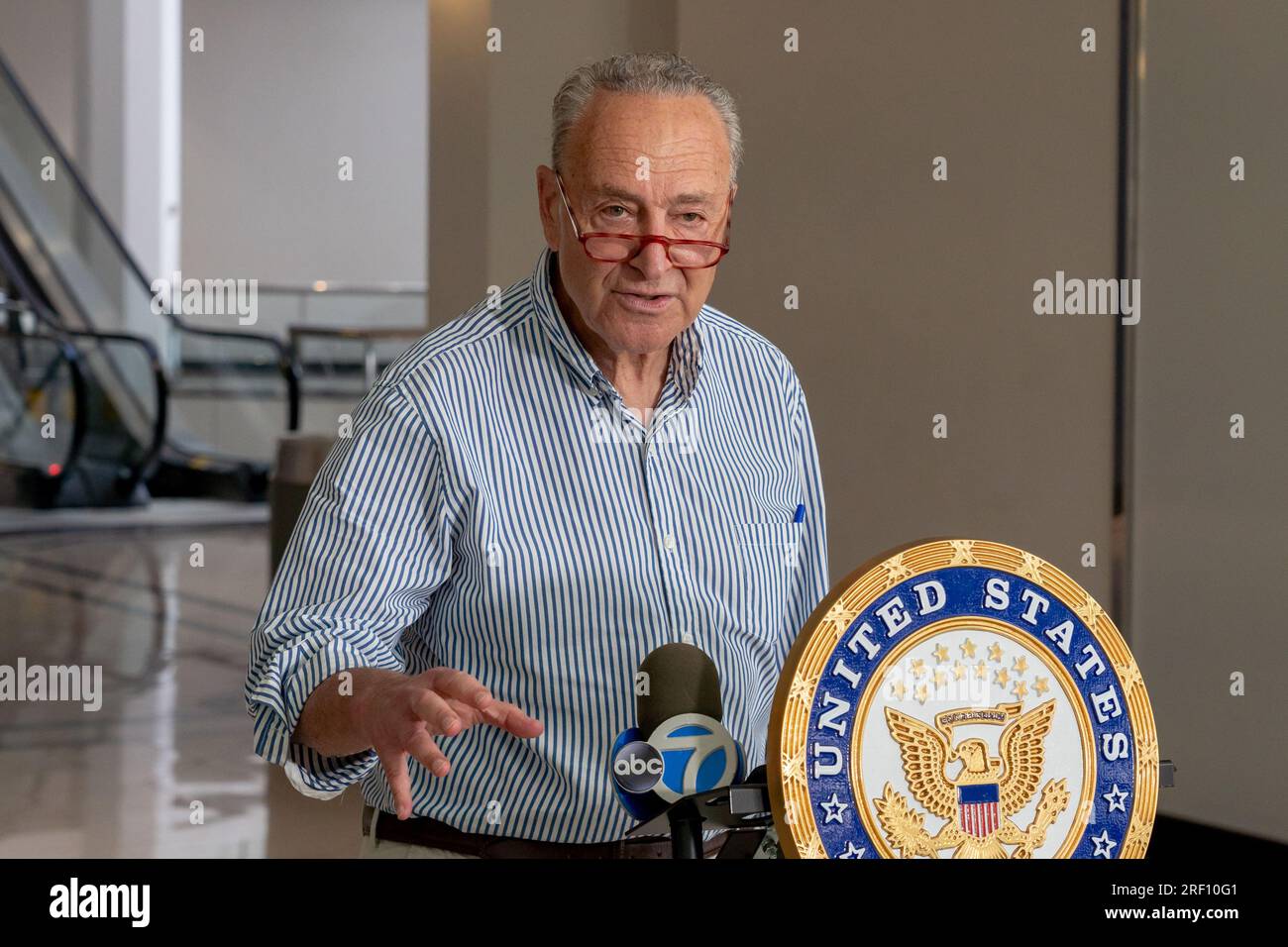 New York, New York, USA. 30. Juli 2023. (NEU) Senator Schumer drängt Verteidigungsgesetz, um Fentanyl-Ströme in die USA zu bekämpfen 30. Juli 2023, New York, New York, USA: Mehrheitsführer des Senats, USA Senator Chuck Schumer (D-NY) verlangt, dass das Repräsentantenhaus neue Gesetze verabschiedet, die nach Aussage des Mehrheitsführers den Fentanylfluss in die Vereinigten Staaten bis zum Ende des Jahres am 30. Juli 2023 in New York City drastisch reduzieren würde. Am 27. Juli verabschiedete der Senat das parteiübergreifende Verteidigungsgesetz National Defense Authorization Act (NDAA), das einen Plan zur Bekämpfung des Zustroms tödlicher Waffen enthielt Stockfoto