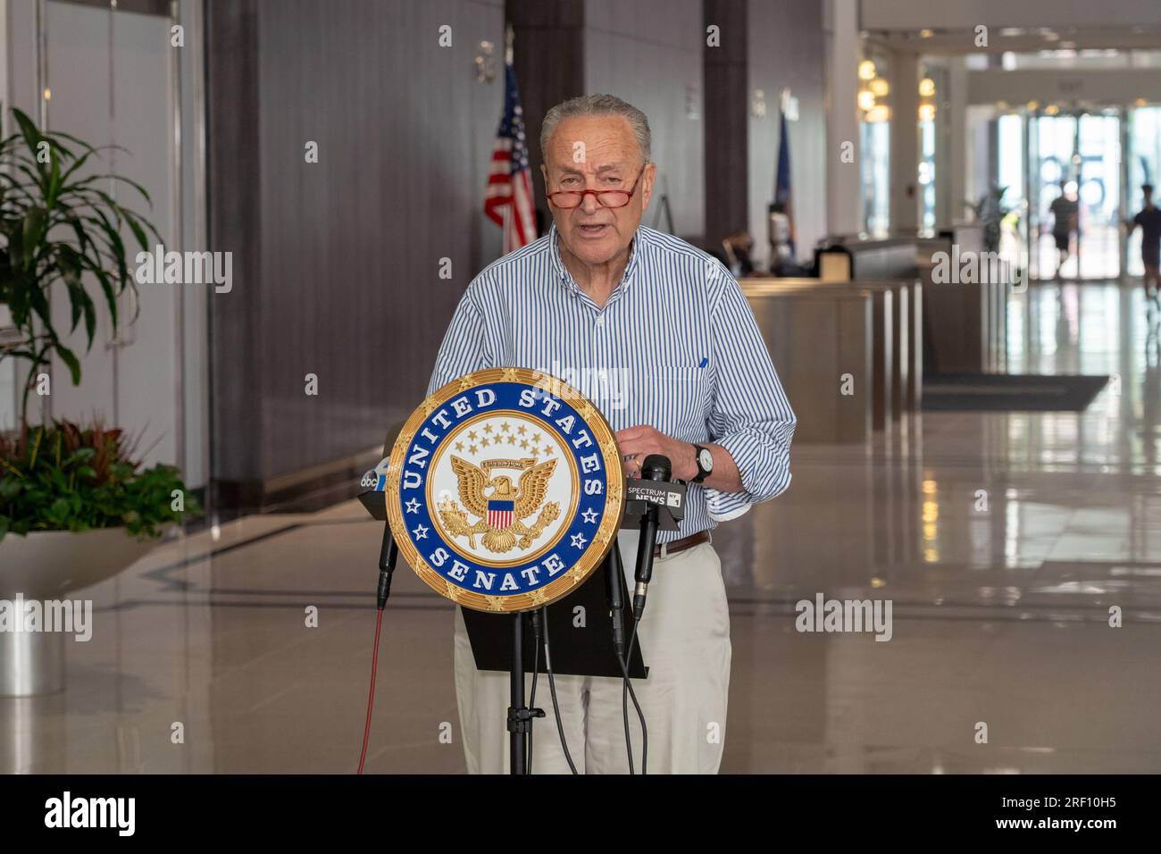 New York, New York, USA. 30. Juli 2023. (NEU) Senator Schumer drängt Verteidigungsgesetz, um Fentanyl-Ströme in die USA zu bekämpfen 30. Juli 2023, New York, New York, USA: Mehrheitsführer des Senats, USA Senator Chuck Schumer (D-NY) verlangt, dass das Repräsentantenhaus neue Gesetze verabschiedet, die nach Aussage des Mehrheitsführers den Fentanylfluss in die Vereinigten Staaten bis zum Ende des Jahres am 30. Juli 2023 in New York City drastisch reduzieren würde. Am 27. Juli verabschiedete der Senat das parteiübergreifende Verteidigungsgesetz National Defense Authorization Act (NDAA), das einen Plan zur Bekämpfung des Zustroms tödlicher Waffen enthielt Stockfoto