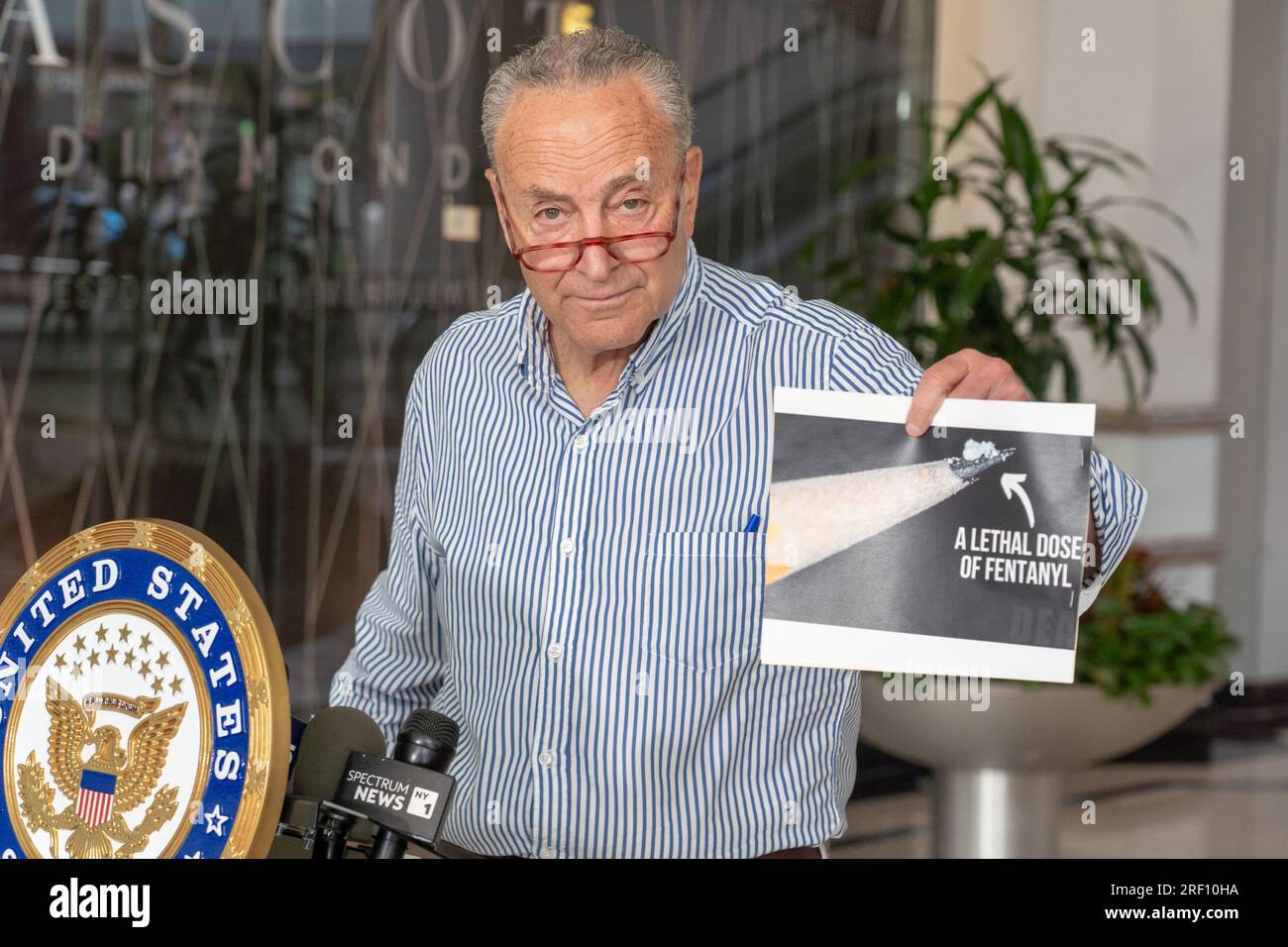 New York, New York, USA. 30. Juli 2023. (NEU) Senator Schumer drängt Verteidigungsgesetz, um Fentanyl-Ströme in die USA zu bekämpfen 30. Juli 2023, New York, New York, USA: Mehrheitsführer des Senats, USA Senator Chuck Schumer (D-NY) verlangt, dass das Repräsentantenhaus neue Gesetze verabschiedet, die nach Aussage des Mehrheitsführers den Fentanylfluss in die Vereinigten Staaten bis zum Ende des Jahres am 30. Juli 2023 in New York City drastisch reduzieren würde. Am 27. Juli verabschiedete der Senat das parteiübergreifende Verteidigungsgesetz National Defense Authorization Act (NDAA), das einen Plan zur Bekämpfung des Zustroms tödlicher Waffen enthielt Stockfoto