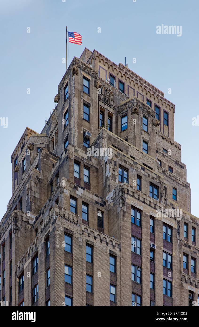 Chelsea: Fenster und dunkle Backsteinspandrels erzeugen vertikale Streifen, die die Höhe des Bankers Trust Company Building, 80 Eighth Avenue, akzentuieren. Stockfoto