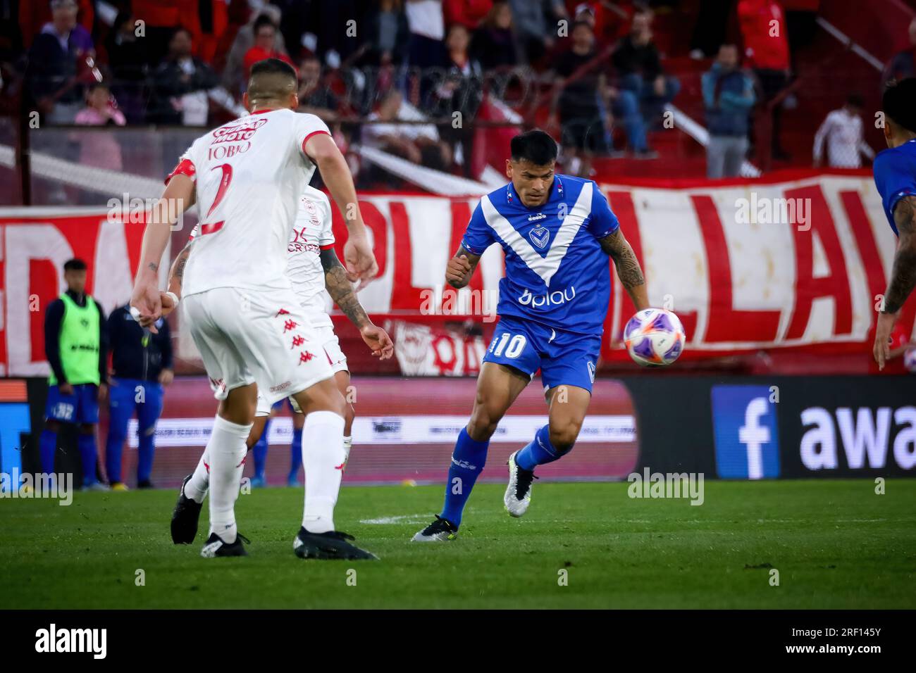 Buenos Aires, Argentinien. 30. Juli 2023. Fernando Tobio (L) von Huracan und Walter Bou (R) von Velez in Aktion während des Spiels zwischen Huracan und Velez als Teil der Liga Profesional de Futbol - Fecha 27 im Tomas Adolfo Duco Stadion. Endstand: Huracan 1 - 0 Velez Credit: SOPA Images Limited/Alamy Live News Stockfoto