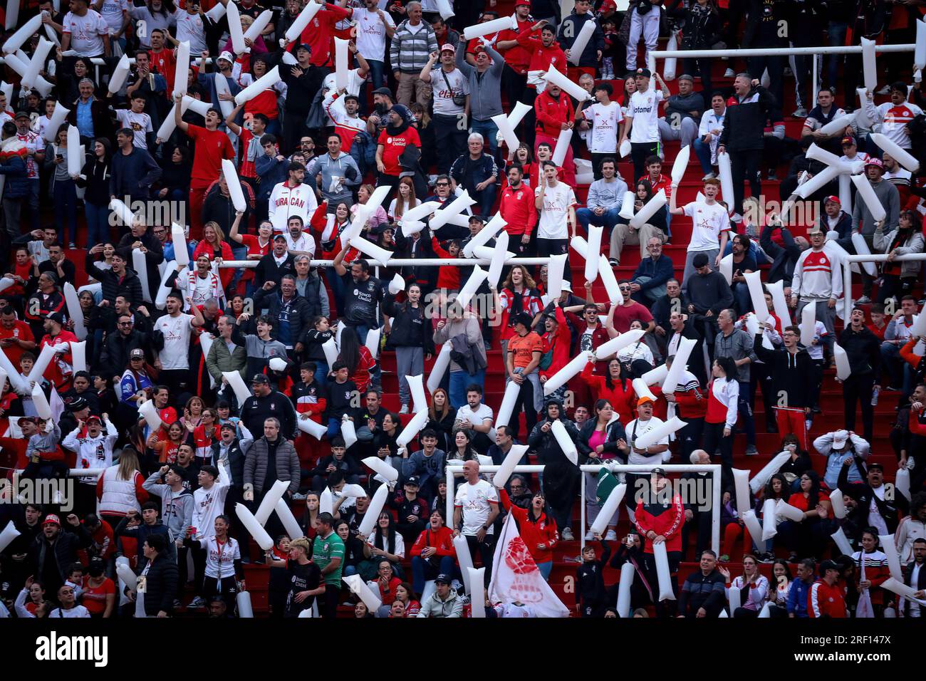 Buenos Aires, Argentinien. 30. Juli 2023. Huracan-Fans wurden vor dem Spiel zwischen Huracan und Velez im Rahmen der Liga Profesional de Futbol - Fecha 27 im Tomas Adolfo Duco Stadion gesehen. Endergebnis: Huracan 1 - 0 Velez (Foto: Roberto Tuero/SOPA Images/Sipa USA) Gutschrift: SIPA USA/Alamy Live News Stockfoto