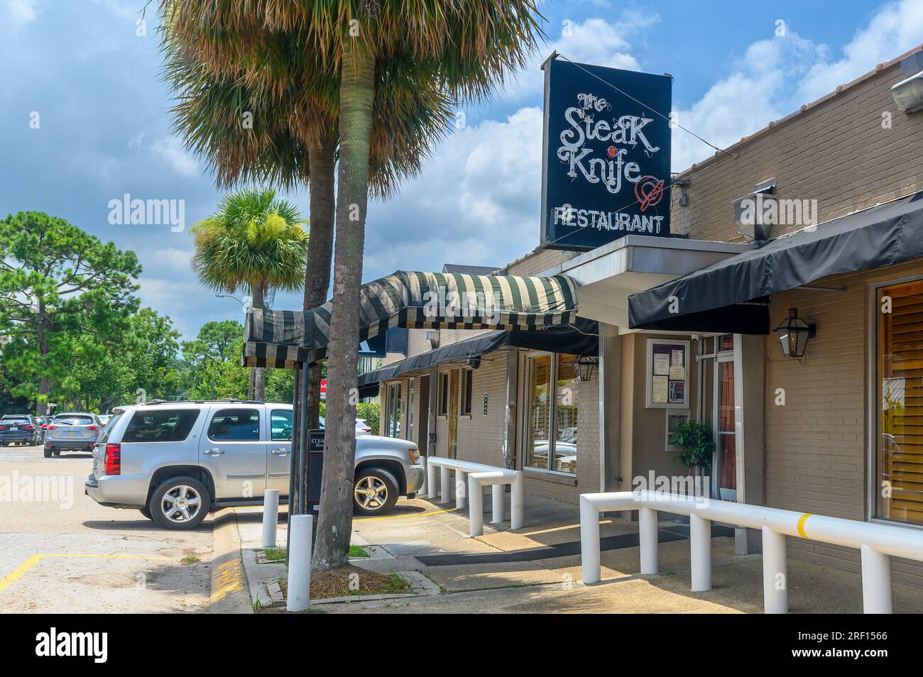 NEW ORLEANS, LA, USA - 29. JULI 2023: Eintritt zum Steak Knife Restaurant auf der Harrison Avenue im Viertel Lakeview Stockfoto