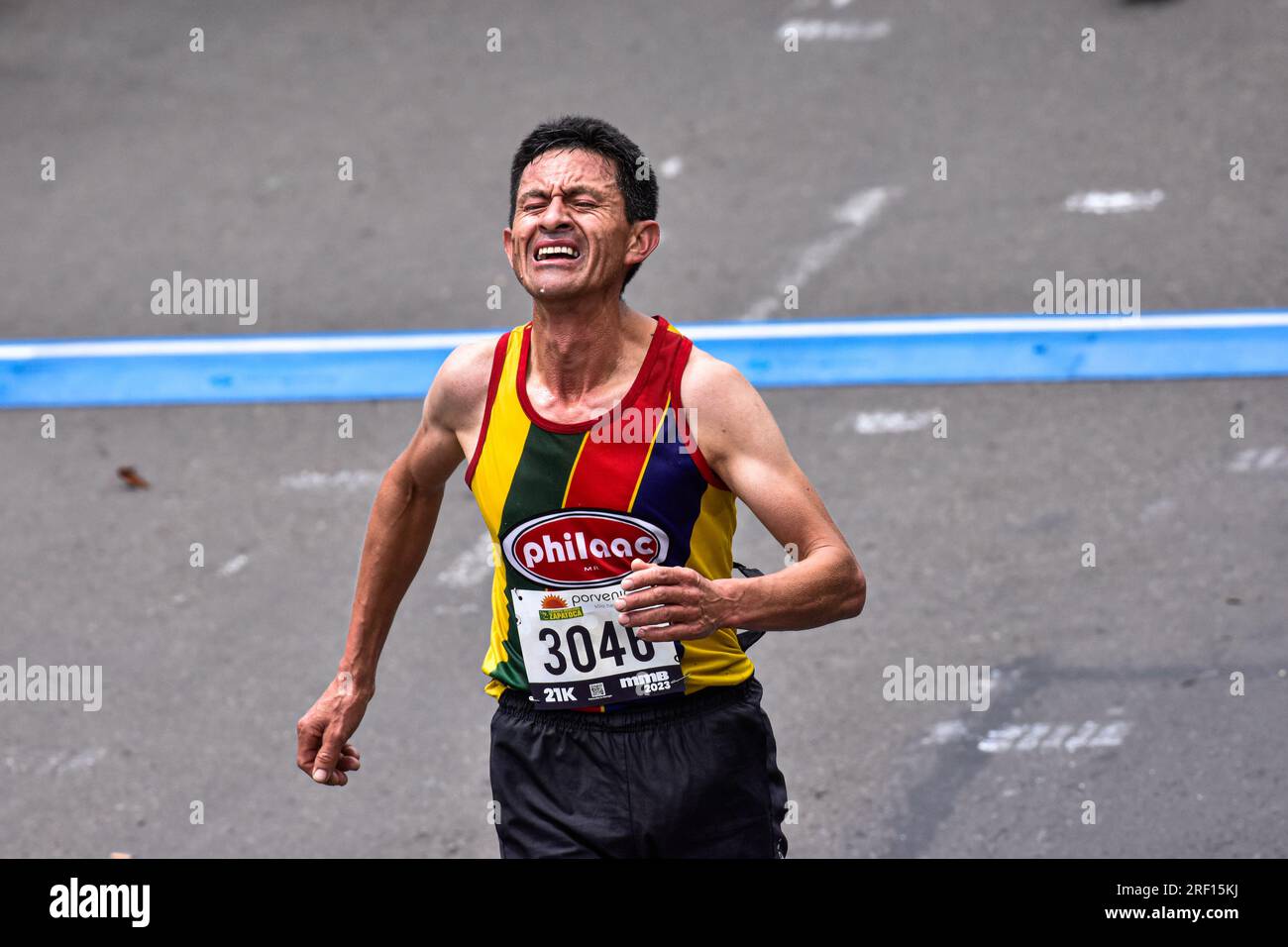 Bogota, Kolumbien. 30. Juli 2023. Ein Teilnehmer wird müde gesehen, nachdem er die Ziellinie beim Halbmarathon 2023 von Bogota überquert hat. Omar Ait Chitachen aus Marokko gewann mit einer Zeit von 1:03:50 in der 21km Männerkategorie und Daidy Kimeli aus Kenia gewann die weibliche Kategorie desselben Rennens mit einer Zeit von 1:15:12. In Bogota, Kolumbien, 30. Juli 2023. Foto: Cristian Bayona/Long Visual Press Credit: Long Visual Press/Alamy Live News Stockfoto