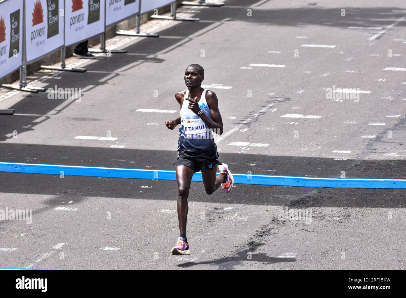 Bogota, Kolumbien. 30. Juli 2023. Ezra Tanui aus Kenia überquert die Ziellinie während des Halbmarathons 2023 in Bogota, wo Omar Ait Chitachen aus Marokko mit einer Zeit von 1:03:50 in der 21km Männerkategorie und Daidy Kimeli aus Kenia mit einer Zeit von 1:15:12 in Bogota die weibliche Kategorie des gleichen Rennens gewann, Kolumbien, 30. Juli 2023. Foto: Cristian Bayona/Long Visual Press Credit: Long Visual Press/Alamy Live News Stockfoto