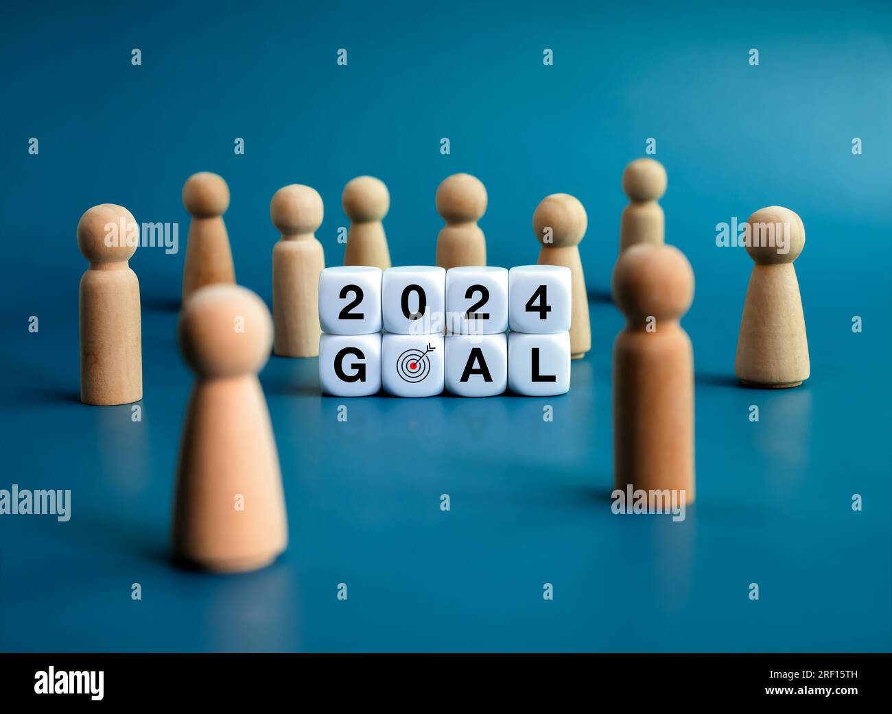 Neujahrsziel, Teamwork, Unternehmens-, Führungs- und Erfolgskonzepte. 2024 Jahre lang „TOR“ auf weißen Würfelblöcken und viel Woode Stockfoto