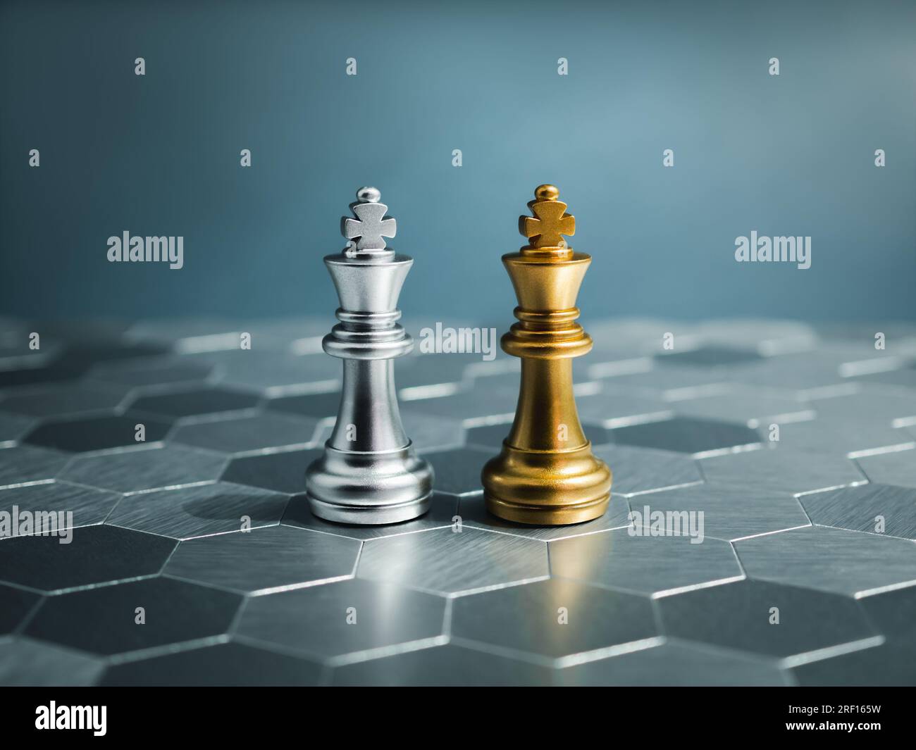 Goldener und silberner König, luxuriöse Schachfiguren auf einem silbernen sechseckigen Schachbrett auf blauem Hintergrund. Anführer, Freund, Feind, cooper Stockfoto