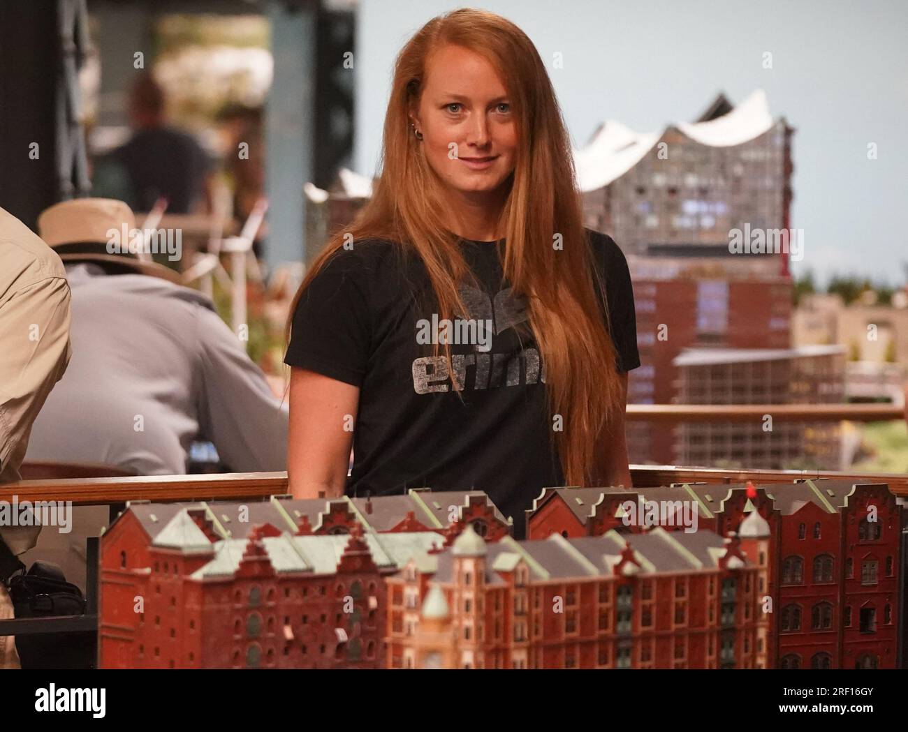Hamburg, Deutschland. 18. Juli 2023. Die Modellmacherin Tanja Schlabitz steht hinter der alten Speicherstadt im Miniatur-Wunderland. Die ausgebildete Tischlerin und Zeichnerin arbeitet in der Modellbauabteilung des Miniatur Wunderlands und ist für die Renovierung der Speicherstadt verantwortlich. (Zu dpa-Korr 'Fun with Details - Wunderland Model Maker with a special Task') Kredit: Marcus Brandt/dpa/Alamy Live News Stockfoto