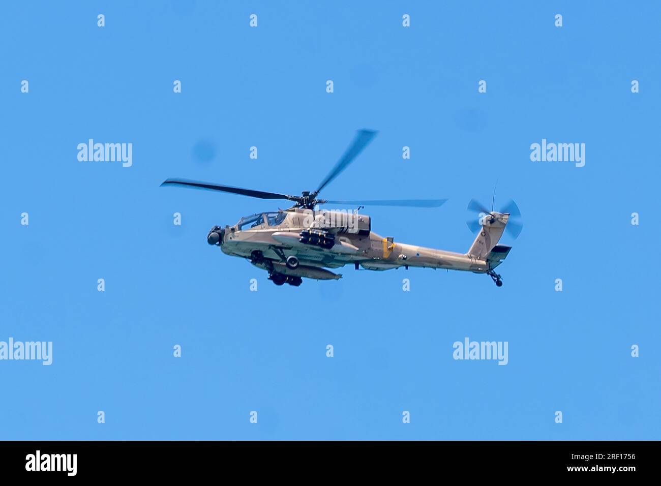 TEL AVIV, ISRAEL - JULI 21: Am 21. Juli 2023 fliegt ein AH-64 Apache-Hubschrauber der israelischen Luftwaffe über den Strand von Tel Baruch in Tel Aviv, Israel. Stockfoto