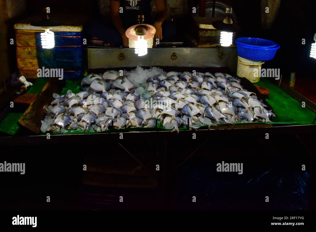 Silber-Pomfret-Fisch auf Eis verkauft sich auf dem Markt in Bangladesch Stockfoto