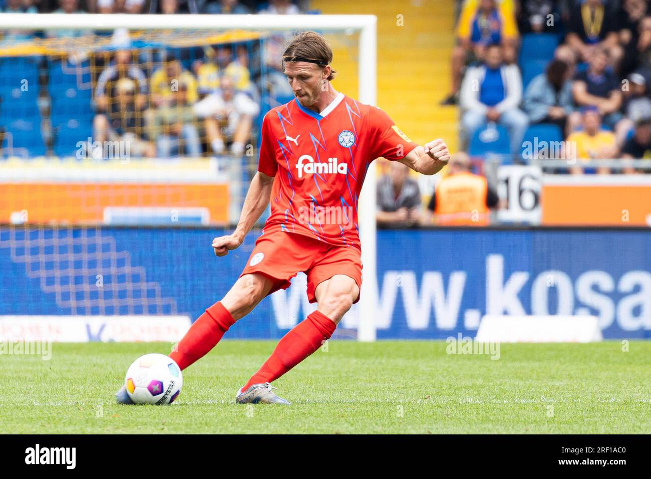 Brunswick, Deutschland. 30. Juli 2023. Fußball: 2. Bundesliga, Eintracht Braunschweig - Holstein Kiel, Matchday 1, Eintracht-Stadion. Kieles Carl Johansson in Aktion auf dem Ball. Kredit: Michael Matthey/dpa - WICHTIGER HINWEIS: Gemäß den Anforderungen der DFL Deutsche Fußball Liga und des DFB Deutscher Fußball-Bund ist es verboten, im Stadion aufgenommene Fotos und/oder das Spiel in Form von Sequenzbildern und/oder videoähnlichen Fotoserien zu verwenden oder verwenden zu lassen./dpa/Alamy Live News Stockfoto