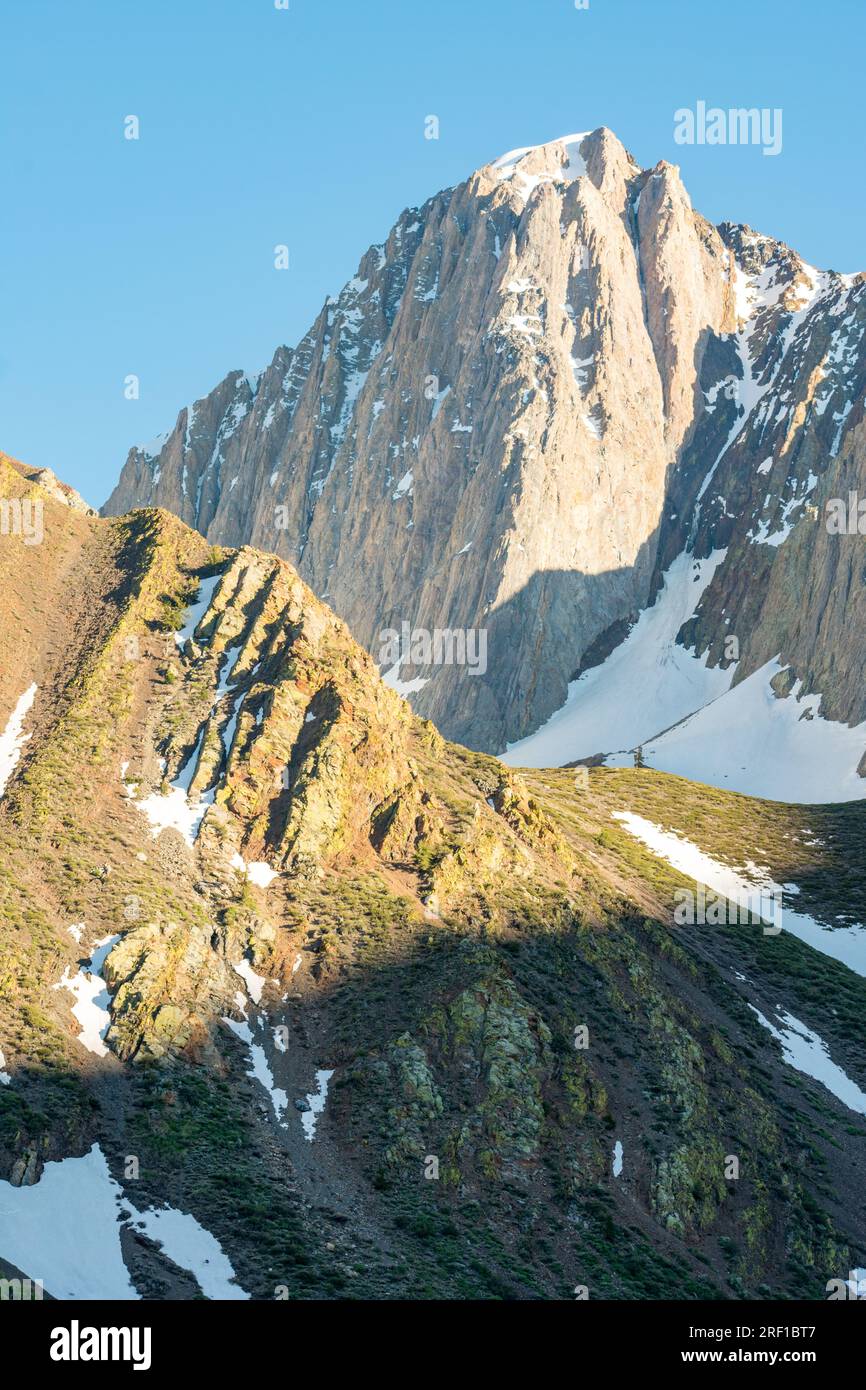 Die steilen Klippen des McGee Pass Trail, High Sierra. Stockfoto