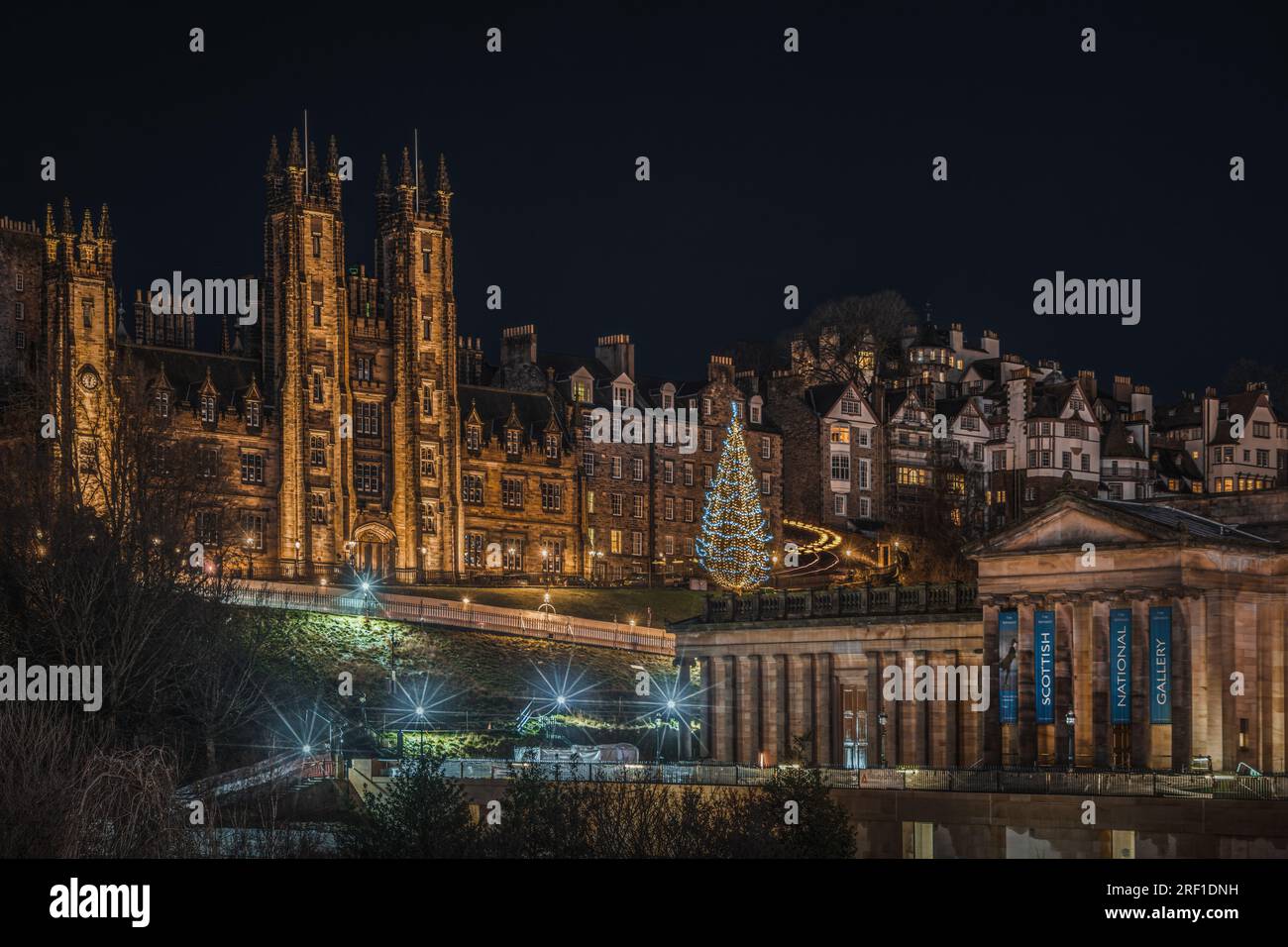 Edinburgh malerische nächtliche Stadtlandschaft mit National Scottish Gallery, Schottland Stockfoto